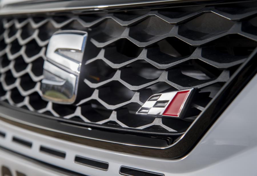 Логотип Seat Leon ST Cupra 300 2017 года  (UK) (фото 7 из 40)